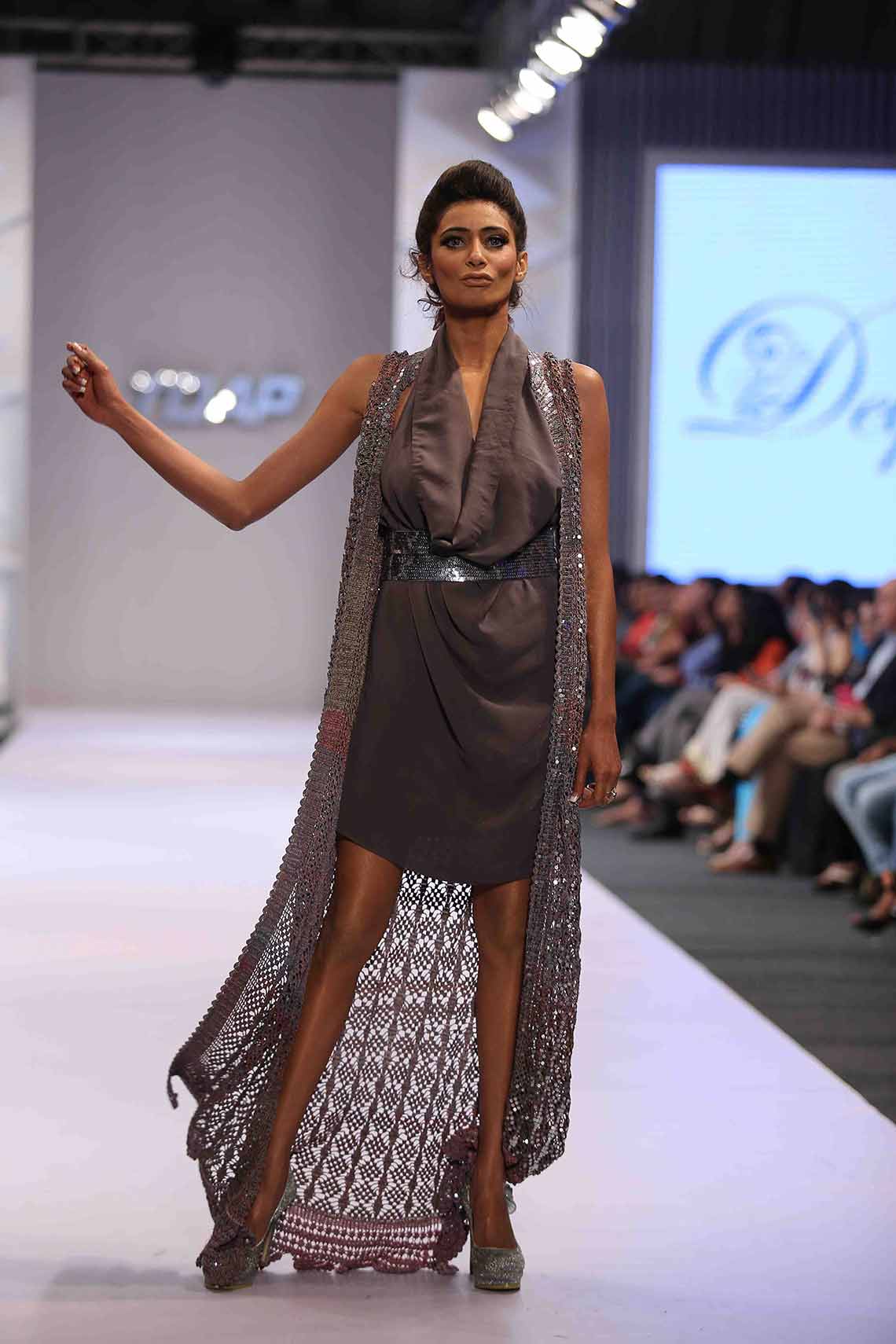 Sleeveless long jacket